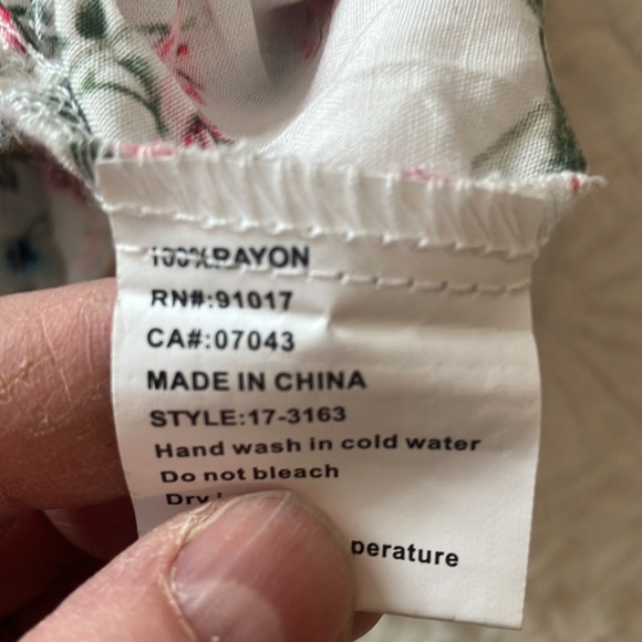 Just listed💙 fabulous rounded neck blouse w/full gathered sleeves w/embroidery - Picture 11 of 12